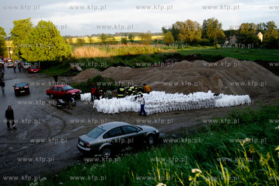 Dwory. Strazacy przygotowuja sie do nadejscia fali...