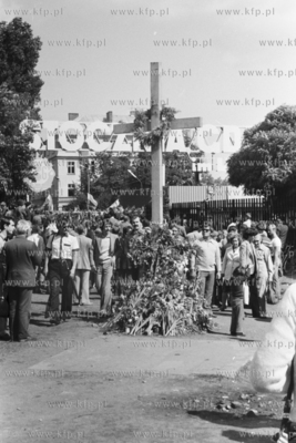Strajk w Stoczni Gdanskiej im Lenina. Nz. krzyz postawiony...