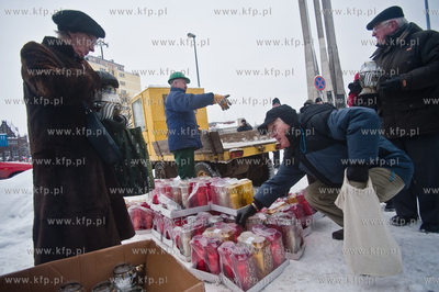 Zlozenie zniczy i wiencow w Rocznice Grudnia 70 pod...