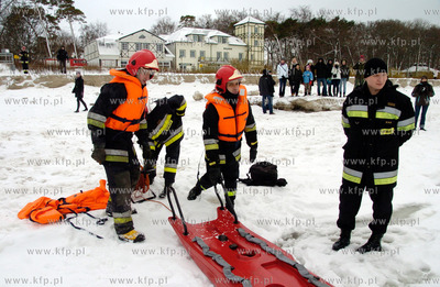 Strazacy z Ustki uratowali labedzia, ktory przymarzl...