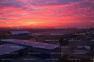Zachod slonca nad Lotniskiem Gdansk im. Lecha Walesy.
25.11.2011
fot....