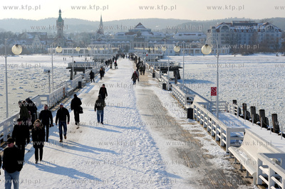 Sopot. Zimowa sceneria na plazy i sopockim molo. 16.02.2012...