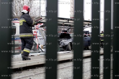 Gdansk. Zniszczona przez samochod osobowy wiata na...