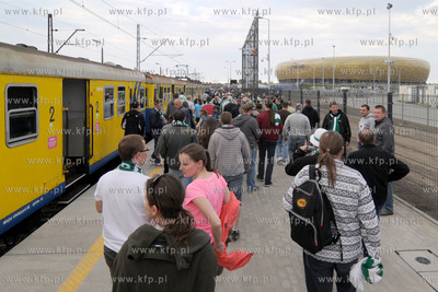 Pierwsi kibice przyjechali w czwartek kolejka SKM do...