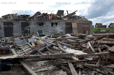 W wyniku trąby powietrznej, która przeszła nad ...