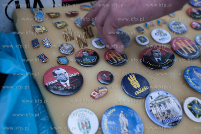 Lwow, Ukraina NZ Przypinki z podobizna Stepana Bandery....