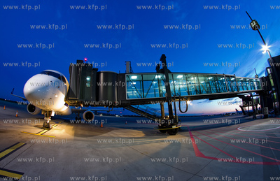 Port Lotniczy Gdansk. Nz. Embraer Polskich Linii Lotniczych...