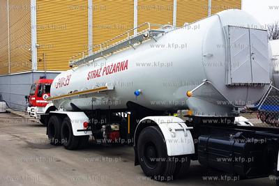 Pozar jeden z hal produkcyjnych, gdzie przechowywane...