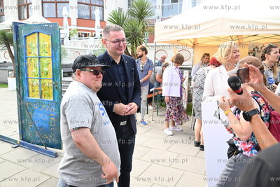 Symboliczne przejście przez Drzwi do Tolerancji. Marsz...