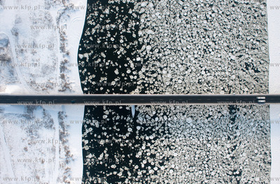 Most na Wisle w Kiezmarku z lotu ptaka. Rzeka plynie...