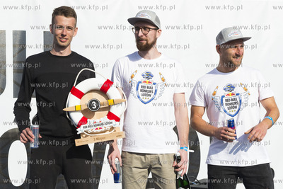 Red Bull Konkurs Lotów w Gdyni. Nz. Byki z politechniki...