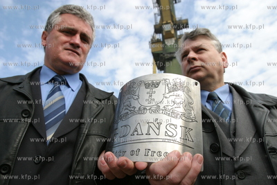 Maszty na ktorych zawisna flagi nowych czlonkow Unii...