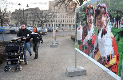Wystawa Elzbiety Dzikowskiej "Usmiech swiata" umiejscowiona...