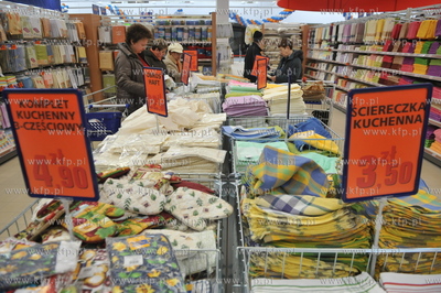 Oficjalne otwarcie dla klientow centrum handlowego...