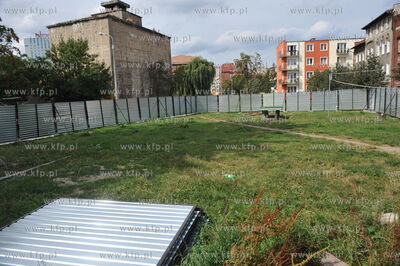 Dawny plac zabaw przygotowywany pod budowe pomiedzy...