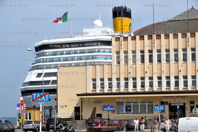 Statek wycieczkowy Costa Pacifica plywajacy pod wloska...