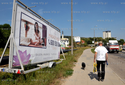Gdansk, Bretowo. Mobilny baner reklamowy na ul. Slowackiego....