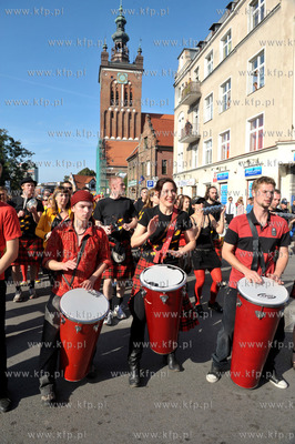 Gdansk. ul. Podmlynska. Parada z udzialem bebniarzy,...