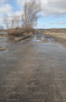 Wody z topniejacego sniegu oraz wezbrana rzeka Radunia...