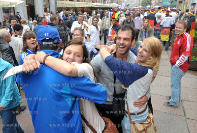 Bezplatne przytulanie przed Ratuszem Głownomiejskim...