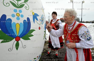 Wielkanocna dwumetrowa pisanka w Zukowie na Kaszubach....