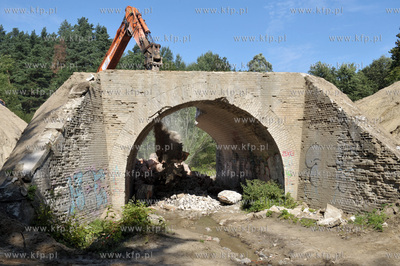 Wyburzanie ostatniego starego wiaduktu dawnej trasy...