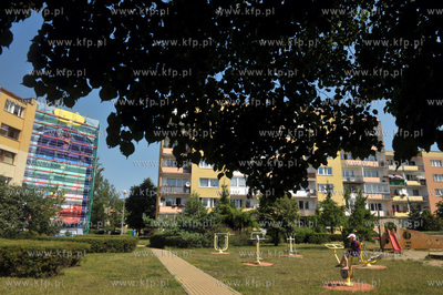 Na bocznej fasadzie bloku na ulicy Skarzynskiego 10a...