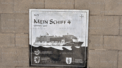 Uroczystosc wmurowania tablicy z wycieczkowcem Mein...