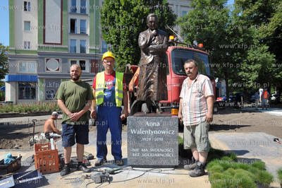 Montaz pomnika Anny Walentynowicz na skwerze jej imienia...