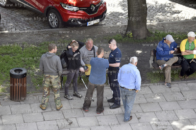 Rezydenci ławek na ul. Podwale Staromiejskie w Gdańsku...