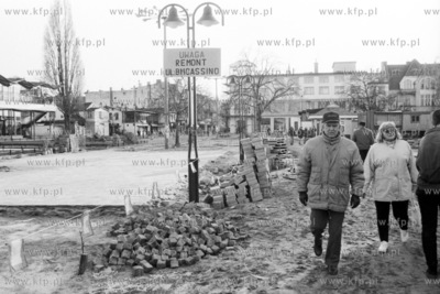Remont ul. Bohaterów Monte Cassino w Sopocie. 12.04.1994...
