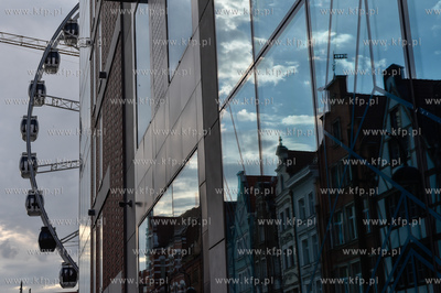 Gdańsk. Koło widokowe Amber Sky na wyspie Spichrzów...