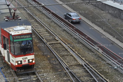 Gdańsk. Węzeł Okopowa. Tramwaj 105n  na ul. Okopowej....