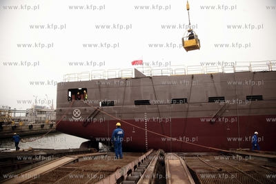 Uroczyste wodowanie statku typu PSV z dlugiej serii...