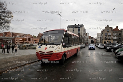 Inauguracja linii autobusowej 100, ktora mieszkancy...