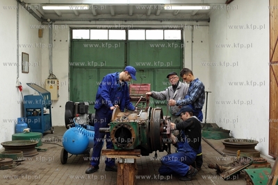 Uczniowie Zespolu Szkol Rolniczych w Rusocinie remontuja...