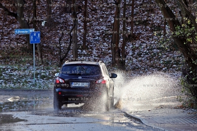 Samochod przejezdza przez kaluze na ul. Ksiezycowej...