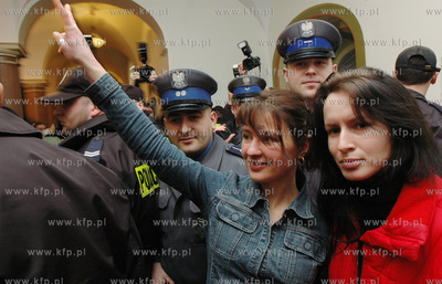 Gdansk, Sad Rejonowy, po rozprawie przeciwko artystce...