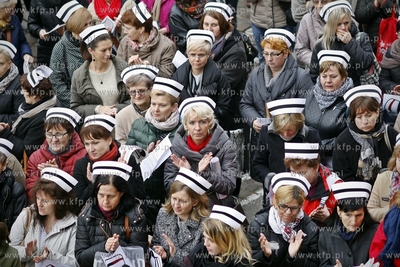 Protest pielegniarek i poloznych pod Urzedem Marszalkowskim...