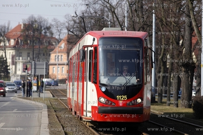 Gdańsk. Tramwaj ( Duewag N8C z Dortmundu )  przy al....