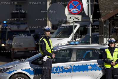 Gdańsk. Ewakuacja sadu okręgowego, po alarmie bombowym,...