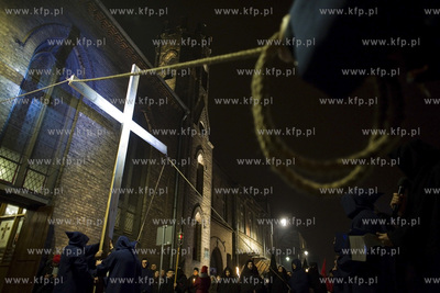 Gdańsk. Misterium Nocne. Uczestnicy misterium przy...