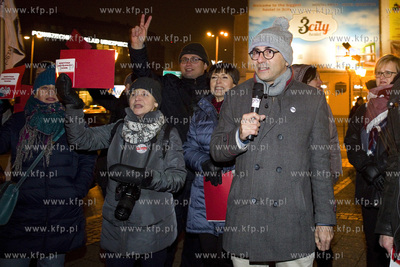 Gdańsk. Targ Drzewny. Demonstracja środowisk opozycyjnych...