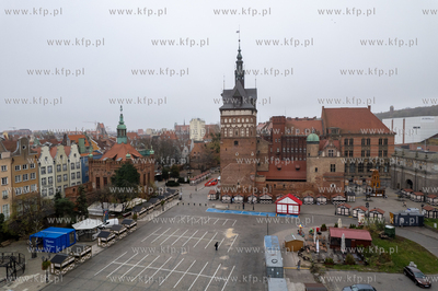 Na Targu węglowym w Gdańsku rozstawiane są pawilony...