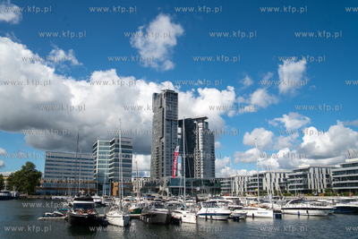 Gdynia Marina Yacht Park .  W tle wieżowce Sea Towers....