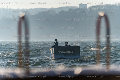 Zimowa Gdynia. Pomnik „Marzyciel”, zwany też „Dyrygentem...