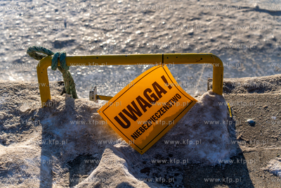 Spacerowicze na skutej lodem Motławie w Gdańsku....