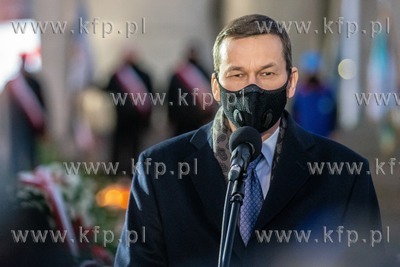 Gdańsk. Premier Mateusz Morawiecki składa kwiaty...
