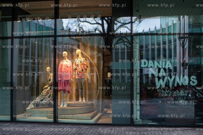 W całym kraju wprowadzono lockdown z powodu covid19,...