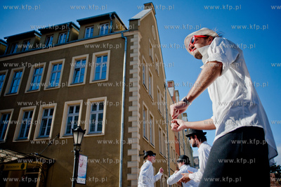 Gdansk. Ulica Tkacka. Parada z udzialem bebniarzy,...